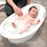 Nuby Dr. Talbot's - Baby-Badewanne mit Rückenlehne aus weiches Schaumstoff - Badewanne für Babys mit rutschfeste Griffe - 0-12 Monate – Bild 4