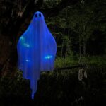 Halloween-Hänge-Geist mit gruseligem blauem LED-Licht, 119,4 cm weisse hängende Geister, Beste Halloween-Hängedekoration für Vorhof, Terrasse, Rasen, Garten, Party-Dekoration, drinnen und draussen – Bild 7