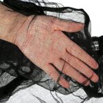 DealKits Halloween Deko Stoff, 600 x 120 Schwarz Dekogewebe für Halloween Party Dekoration, Gruseliges Tuch sorgt für mystische Stimmung, Der Fetztenstoff ist für die Türen Hallen Veranden Fenster – Bild 2