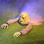 JOYIN Halloween Deko Kriechender Zombie mit Sound und Leuchten Augen für Garten Dekoration – Bild 8