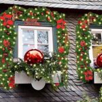 Queta 2,7M Weihnachtsgirland Tannengirland Weihnachtdekoration mit Gloden Blumen Weihnachtsdeko-LED Lampen schöne Feiertag-Dekoration für Treppen, Wand, Türen In-Out Door – Bild 4