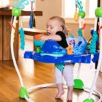 Baby Einstein - Journey of Discovery Spring- und Spielcenter mit Lichtern und Melodien | Neptune's Ocean Discovery Spring- und Spielcenter mit abnehmbare Spielzeuge | Ocean Explorers Flugzeug Abenteuer | Neighborhood Friends Spring- und Spielcenter | Neighborhood Symphony Spring- und Spielcenter – Bild 7