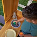 KidKraft Modernes Outdoor Garten-Spielhaus aus Holz mit Kinderküche und Gartenmöbel für Kinder – Bild 3
