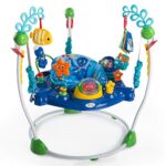 Baby Einstein - Journey of Discovery Spring- und Spielcenter mit Lichtern und Melodien | Neptune's Ocean Discovery Spring- und Spielcenter mit abnehmbare Spielzeuge | Ocean Explorers Flugzeug Abenteuer | Neighborhood Friends Spring- und Spielcenter | Neighborhood Symphony Spring- und Spielcenter – Bild 13
