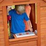 Backyard Discovery Spielhaus Timberlake aus Holz | Outdoor Kinderspielhaus für den Garten inklusive Zubehör | Gartenhaus für Kinder mit Fenstern. – Bild 5