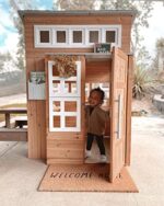 KidKraft Modernes Outdoor Garten-Spielhaus aus Holz mit Kinderküche und Gartenmöbel für Kinder – Bild 5