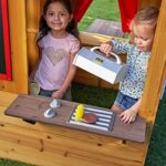 KidKraft Modernes Outdoor Garten-Spielhaus aus Holz mit Kinderküche und Gartenmöbel für Kinder – Bild 7