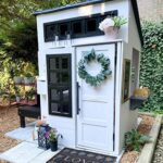 KidKraft Modernes Outdoor Garten-Spielhaus aus Holz mit Kinderküche und Gartenmöbel für Kinder – Bild 9