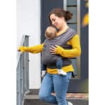 manduca Sling – elastisches Babytragetuch für Neugeborene ab 3,5 kg und Babys bis 15 kg – stabiles Tragetuch aus weichem Jersey-Strickstoff aus 100% Baumwolle – Bild 6