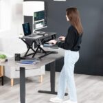 VIVO 32” Stehpult-Konverter mit höhenverstellbarem Aufsatz, Steh-Sitz-Arbeitsplatz für zwei Monitore und Laptop, mit breiter Tastaturablage – Bild 9