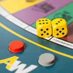 Alleswisser - Das Brettspiel, interaktives Quiz-, Wissens- und Familienspiel mit App für iOS und Android mit Tasche im Familie-Layout, für 2 bis 4 Spieler – Bild 5