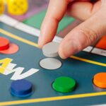 Alleswisser - Das Brettspiel, interaktives Quiz-, Wissens- und Familienspiel mit App für iOS und Android mit Tasche im Familie-Layout, für 2 bis 4 Spieler – Bild 3