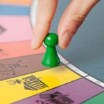 Alleswisser - Das Brettspiel, interaktives Quiz-, Wissens- und Familienspiel mit App für iOS und Android mit Tasche im Familie-Layout, für 2 bis 4 Spieler – Bild 4