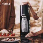 SodaStream Wassersprudler TERRA Vorteilspack mit CO2-Zylinder, 2x 1L spülmaschinenfeste Kunststoff-Flasche und 1x 0,5L spülmaschinenfeste Kunststoff-Flasche – Bild 5