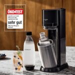 SodaStream Wassersprudler DUO Comfort-Set mit CO2-Zylinder, 2X 1L Glasflasche, 2X 1L spülmaschinenfeste Kunststoff-Flasche und sytlischem Flaschenhalter, Höhe 44cm, Farbe Titan – Bild 2