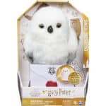 Inhalt: 1 Hedwig Plüsch-Eule, 1 Sitz-Stange, 1 Hogwarts-Umschlag, 1 Kamm, 1 Anleitung