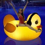 DeeprBetter Aufblasbare Ente mit Solarlichtern – Poolschwimmer für Erwachsene, mit Getränkehalter & Griffen