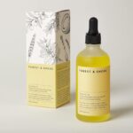 Natürliches Haaröl zum Haarwachstum beschleunigen mit biologischen Rosmarinöl, Rizinusöl, Mandelöl und Arganöl als Haarmaske und Haarkur