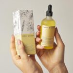 Natürliches Haaröl zum Haarwachstum beschleunigen mit biologischen Rosmarinöl, Rizinusöl, Mandelöl und Arganöl als Haarmaske und Haarkur