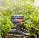 Gardena Viereckregner AquaZoom compact: Regner zur Bewässerung von Nutzflächen von 9-216 m², Reichweite 3-18 m, Sprengweite 3-12 m, integrierter Innenfilter
