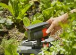 Gardena Viereckregner AquaZoom compact: Regner zur Bewässerung von Nutzflächen von 9-216 m², Reichweite 3-18 m, Sprengweite 3-12 m, integrierter Innenfilter