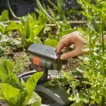 Gardena Viereckregner AquaZoom compact: Regner zur Bewässerung von Nutzflächen von 9-216 m², Reichweite 3-18 m, Sprengweite 3-12 m, integrierter Innenfilter
