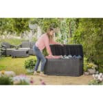 Koll Living Kissenbox 270L Graphit – Wasserdicht, Belüftet, Holzoptik, Belastbar bis 250kg