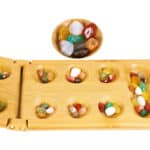 Toys of Wood Oxford Hus Spiel Mancala Brettspiel - Kalaha Spiel Erwachsene Brettspiel mit klappbarem Holzbrett und Natursteinkiesel -Familien Brettspiele-Mancala Spiele Strategisches Spiel für Kinder