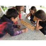 Toys of Wood Oxford Hus Spiel Mancala Brettspiel - Kalaha Spiel Erwachsene Brettspiel mit klappbarem Holzbrett und Natursteinkiesel -Familien Brettspiele-Mancala Spiele Strategisches Spiel für Kinder