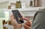 Philips Hue Bewegungsmelder Indoor – Tageslichtsensor, automatische Lichtsteuerung, sicheres Zuhause [Energie A]