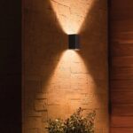 Philips Hue Resonate Außenwandleuchte – 16 Mio. Farben, App-Steuerung, Alexa-kompatibel [Energie G]