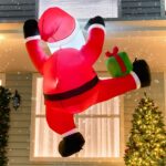 Kletternder Weihnachtsmann mit Geschenkbox