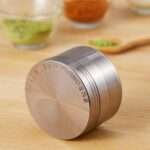 LIHAO 4-teiliges Pollen Grinder Set für Tabak, Kräuter, Gewürze & Kaffee mit Scraper