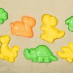 KiddosLand Dinosaurier Kinetischer Sand 900g – Sensorisches Zaubersand Spielzeug für Kinder ab 3 Jahren