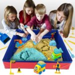 Magic Sand Kit – 1,35 kg Kinetischer Sand, 6 Mini Baufahrzeuge, Modellierwerkzeuge & Faltbarer Sandkasten für Kinder