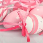 com-four® 36x Ostereier zum Aufhängen 4 cm - Handbemalte Osterdeko mit tollen Mustern - Deko Ostereier in Mehreren Rosa-Farben