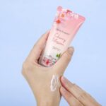 BODY & EARTH 8-teiliges Spa Geschenkset mit Kirschblüten & Jasmin – Wellness für Frauen – Bild 4