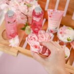 BODY & EARTH 8-teiliges Spa Geschenkset mit Kirschblüten & Jasmin – Wellness für Frauen – Bild 6