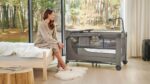 Kinderkraft Joy 2 3in1 Reisebett – Multifunktionales Babybett mit Zubehör in Dunkelgrau – Bild 2
