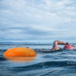 LUXHEIM 2er Pack Schwimmboje mit aufblasbarem Dry Bag – Sichtbarkeit & Sicherheit für Open Water – Bild 8