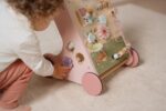 Little Dutch Laufwagen Fairy Garden – Holz-Aktivitätswagen mit 8 Spielfunktionen ab 12 Monaten – Bild 8