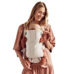 BabyBjörn Babytrage Mini 3D-Jersey Hellbeige – Ergonomische Babytrage für Neugeborene