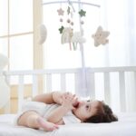 COTTONBEBE Musik Mobile mit 35 Melodien – Beruhigendes Einschlafspielzeug für Babys – Bild 2