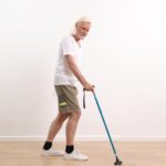 Rehand Gehstock faltbar & verstellbar – ergonomischer Quad-Stock für Senioren & Erwachsene – Bild 7