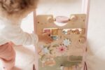 Little Dutch Laufwagen Fairy Garden – Holz-Aktivitätswagen mit 8 Spielfunktionen ab 12 Monaten – Bild 9