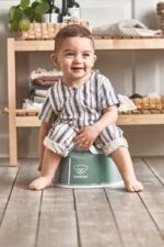 BABYBJÖRN Cleveres Töpfchen Graugrün/Weiss – Ergonomisches Kindertoilettensitz für Zuhause & unterwegs – Bild 2
