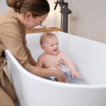 Rotho Babydesign Badewannensitz Blau – Rutschfester Badesitz mit Kindersicherung für 7–16 Monate – Bild 5
