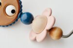 BabyBjörn Spielzeugbügel für Babywippe – Fröhliche Augen Pastellfarben – Bild 3
