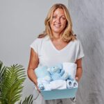 Baby Box Shop – 14er Geschenkset für Neugeborene Jungen mit Plüsch-Teddybär & Essentials – Bild 2