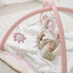 Mallify Spielbogen Baby mit 6 abnehmbaren Spielzeugen – Krabbeldecke für Babys ab Geburt – Bild 7